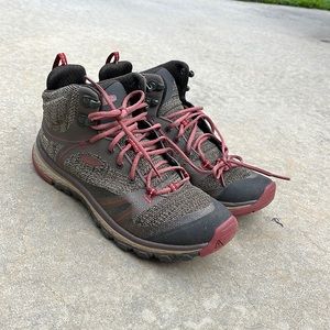 Size 8 brown and red Keen hiking boots
